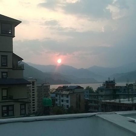Hotel Hulk Pokhara Exteriör bild